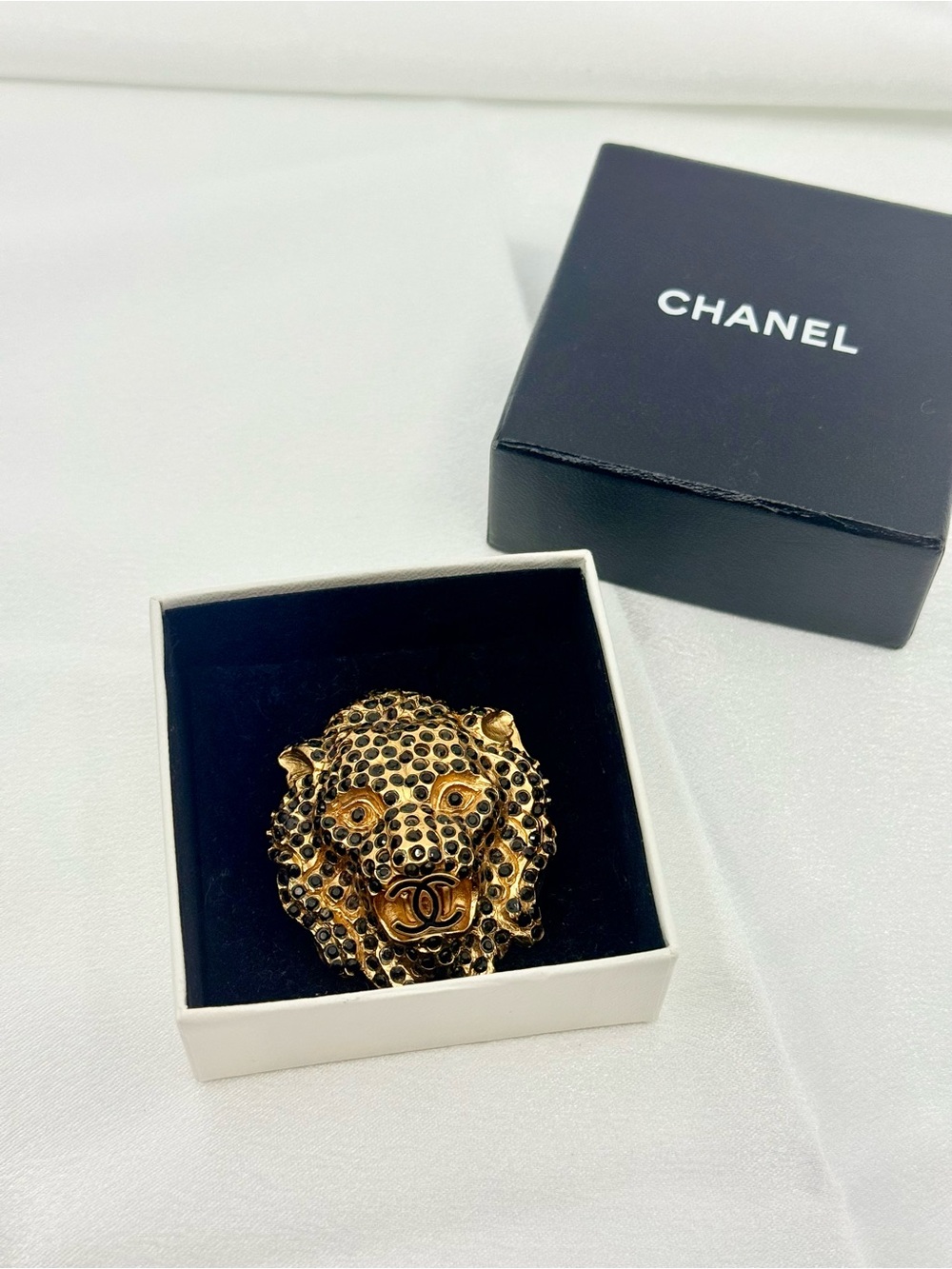 Chanel Vintage 2001 Leopard Head Black Crystals Logo CC Gold Brooch - Picture 10 of 10